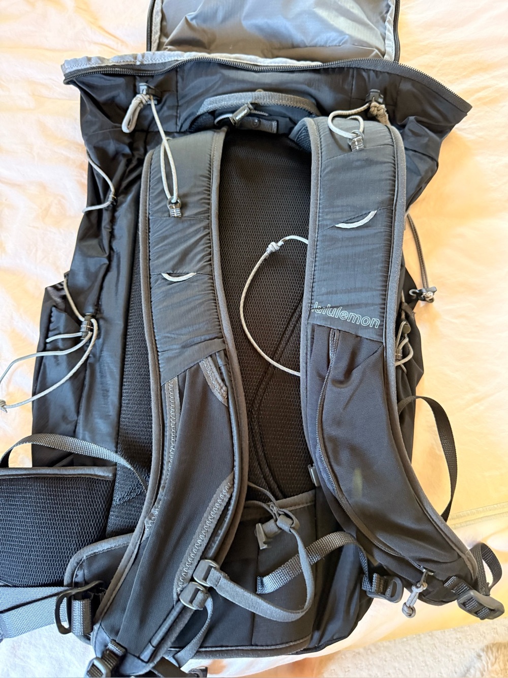 Lululemon All Sport Backpack 28L Black Hiking Daypack Hydration EUC, unisex - Picture 2 of 10